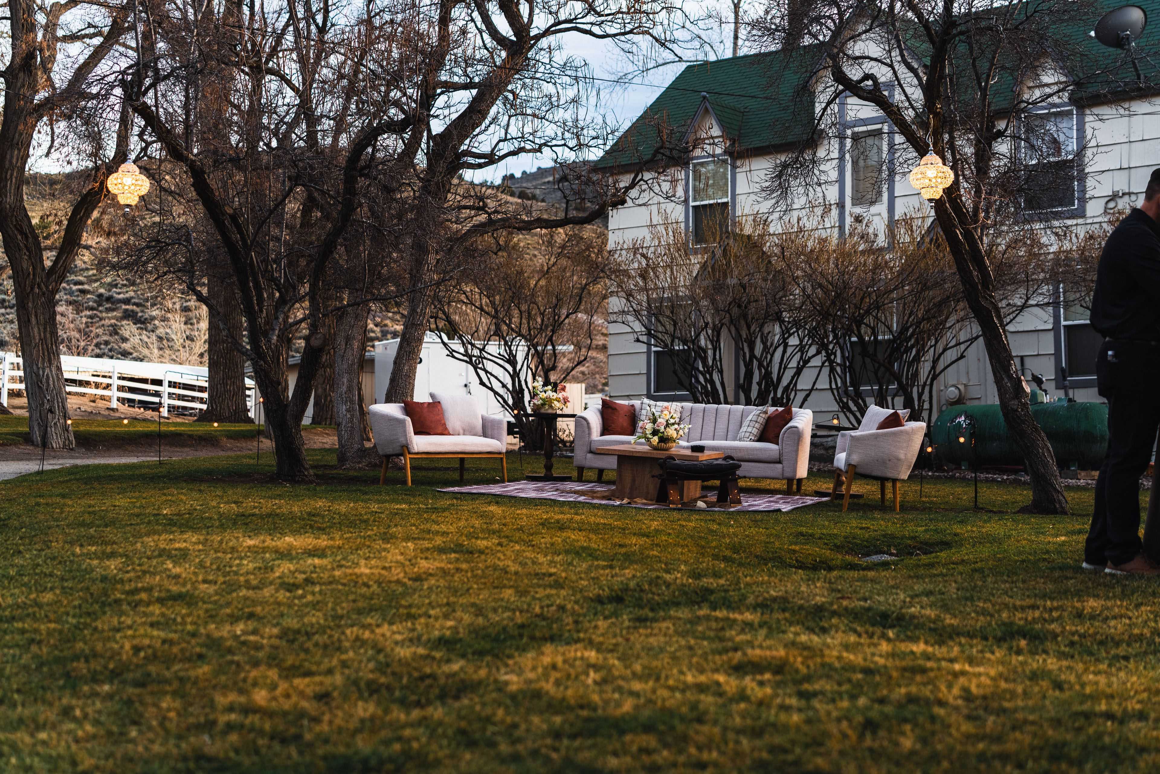lounge setting at the venue at meadow view